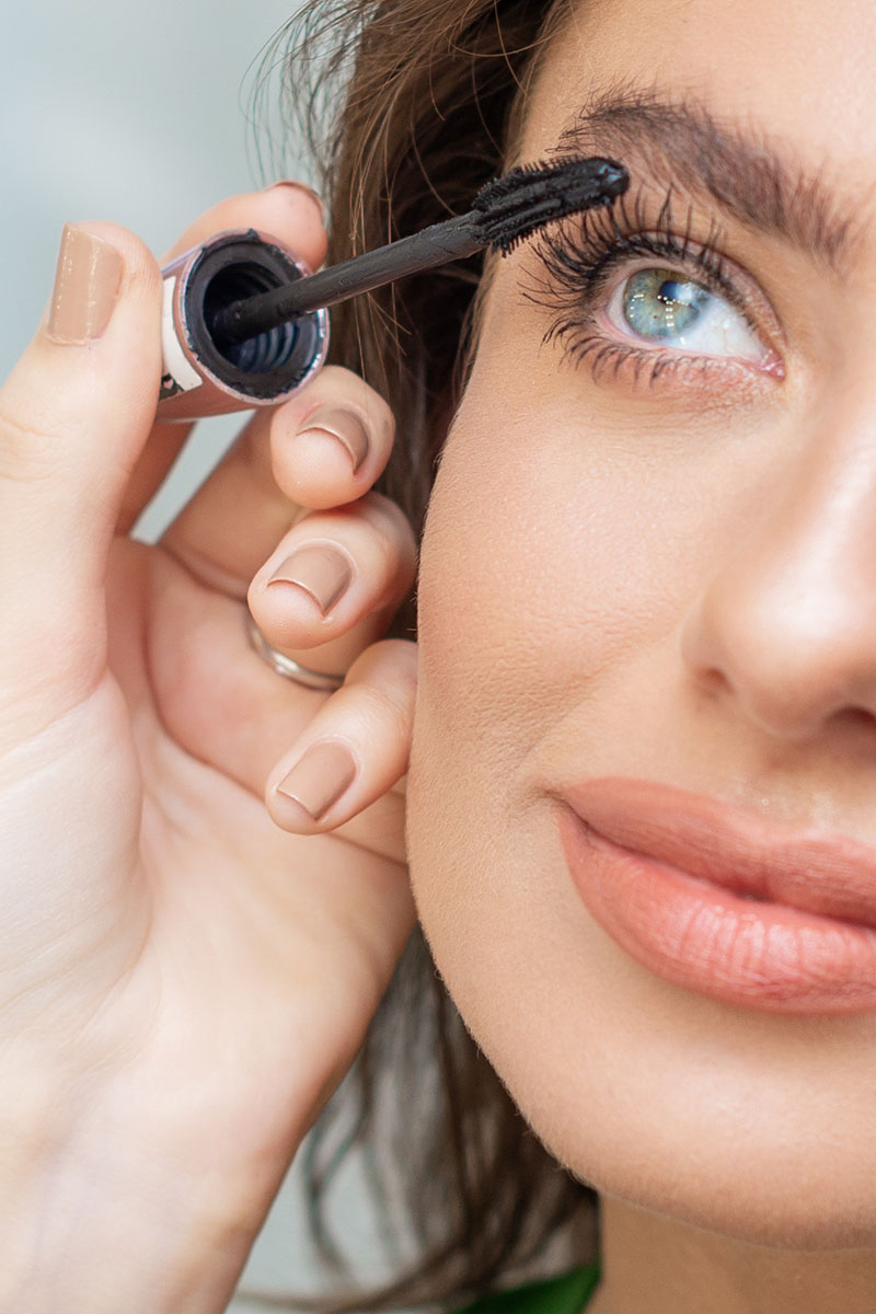 Schminken der Wimpern mit Wimperntusche