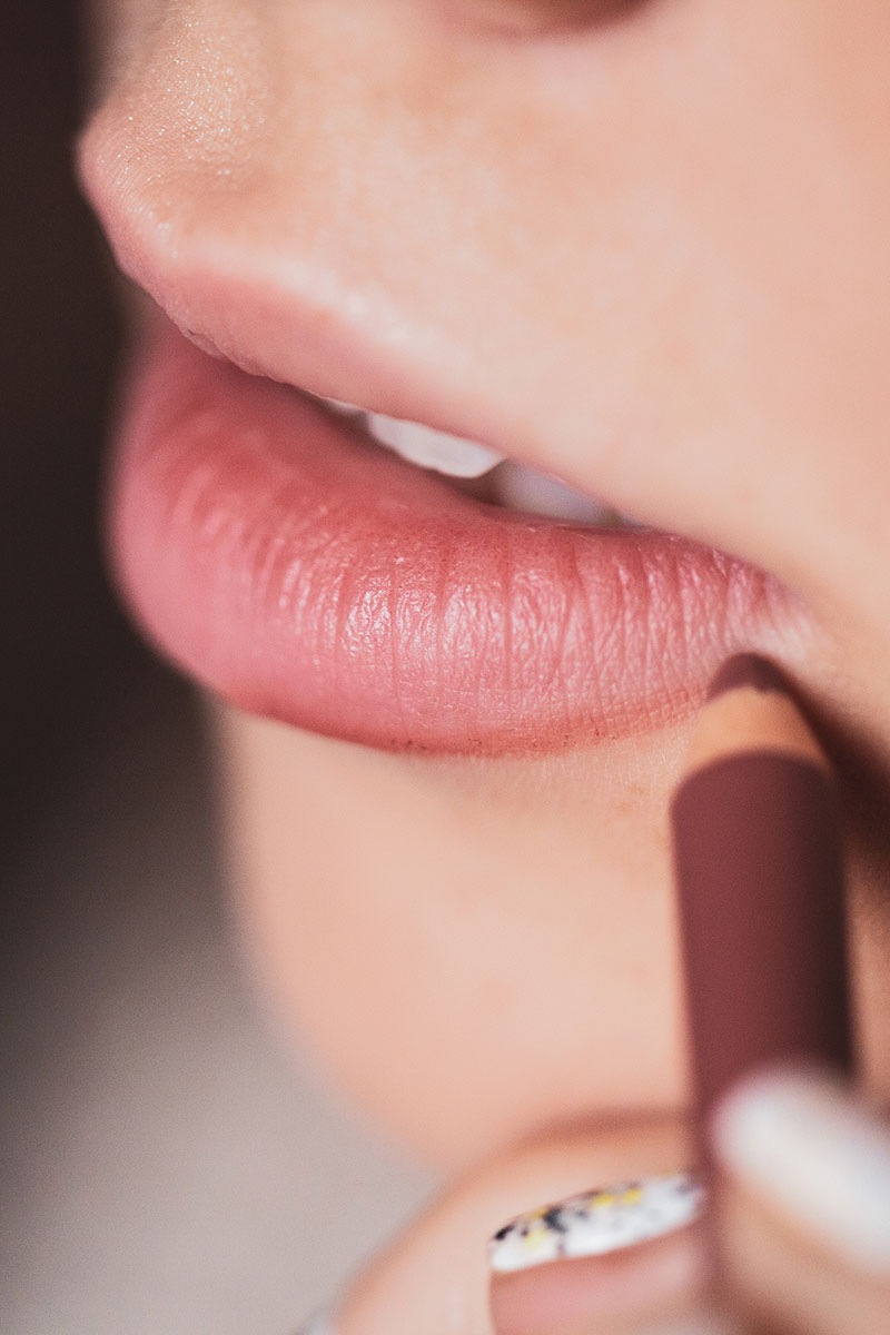 Schminken von Lippen mit Konturstift